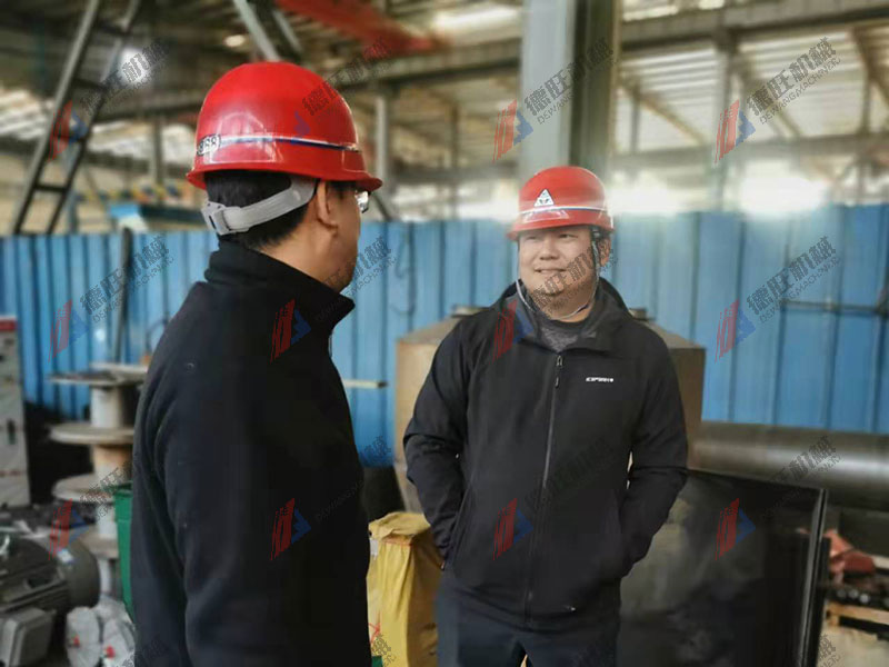 國內(nèi)客戶考察德旺木粉機(jī)