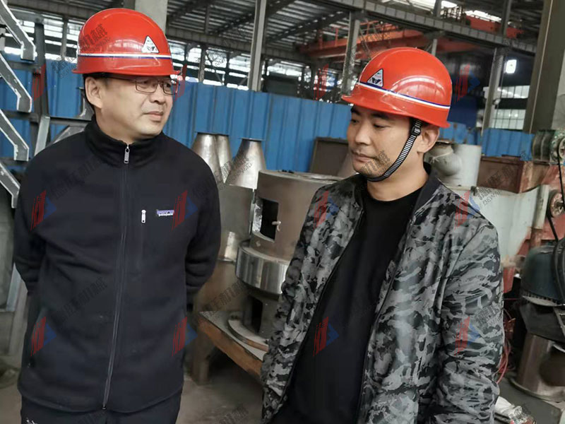 國內(nèi)客戶考察德旺木粉機(jī)